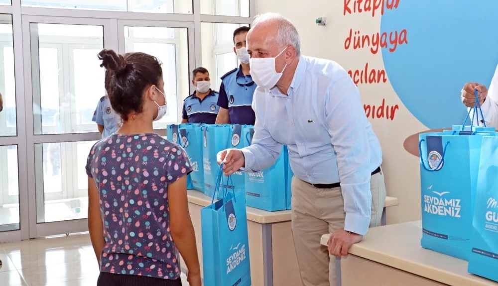 Akdeniz Belediyesi, 4 bin 500 öğrenciye ‘LGS Hazırlık Devam Seti’ dağıttı
