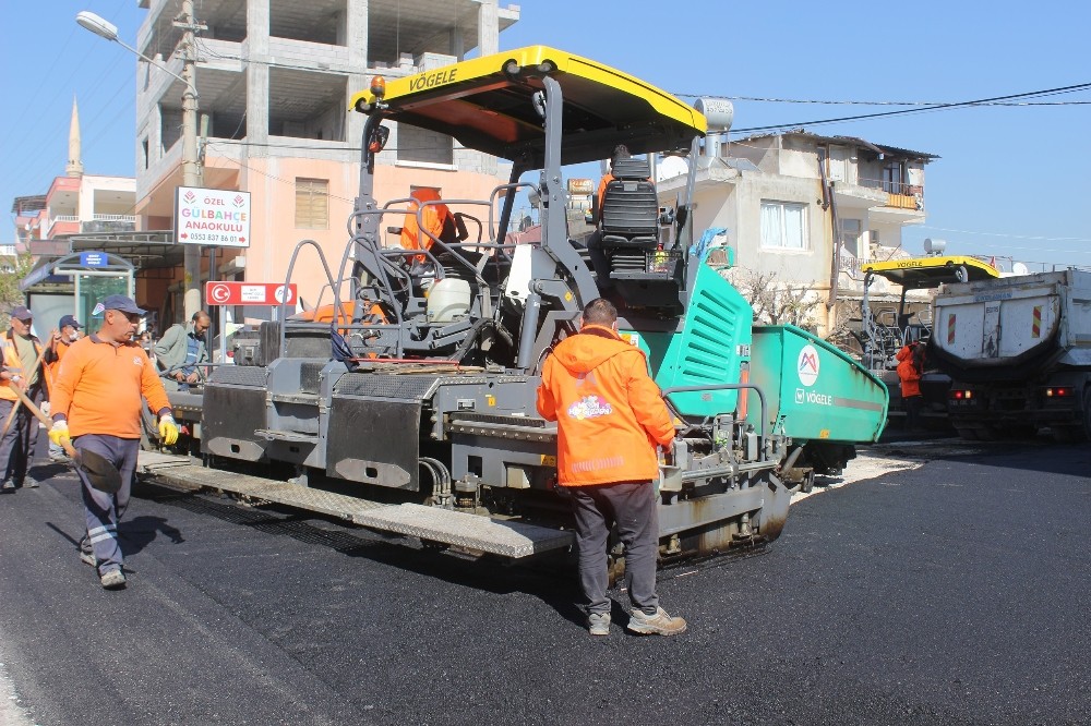 Büyükşehir Belediyesi, Mezitli’nin 3 caddesine sıcak asfalt döktü