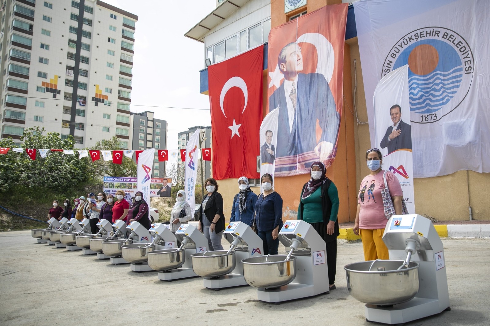 Büyükşehir Belediyesinden Tarsuslu kadınlara 25 hamur yoğurma makinesi