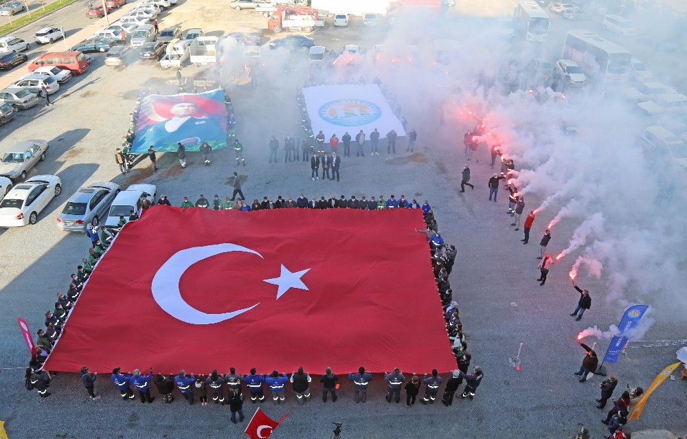 Çanakkale Zaferini ve şehitleri Türk bayrağı açarak andılar