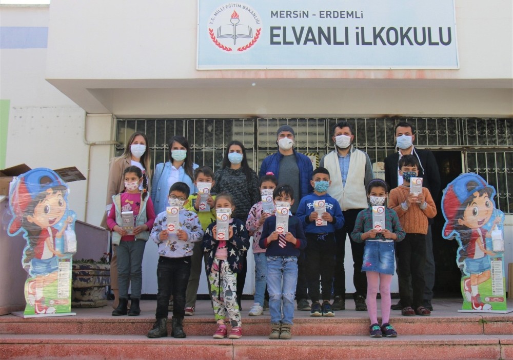 Eczacılardan öğrencilere maske ve dezenfektan desteği