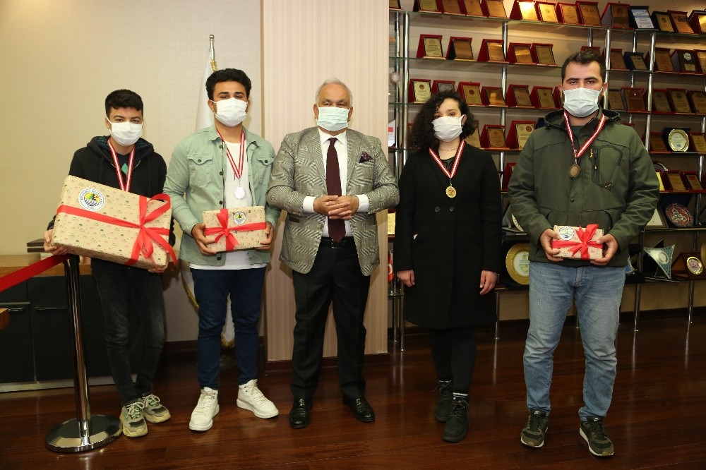 Erdemli Belediyesinin düzenlediği turnuvada şampiyonlar ödüllerini aldı