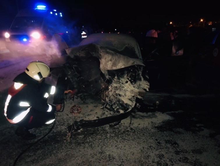 Kaza yapan araç alev aldı, 2 kişiyi vatandaşlar kurtardı
