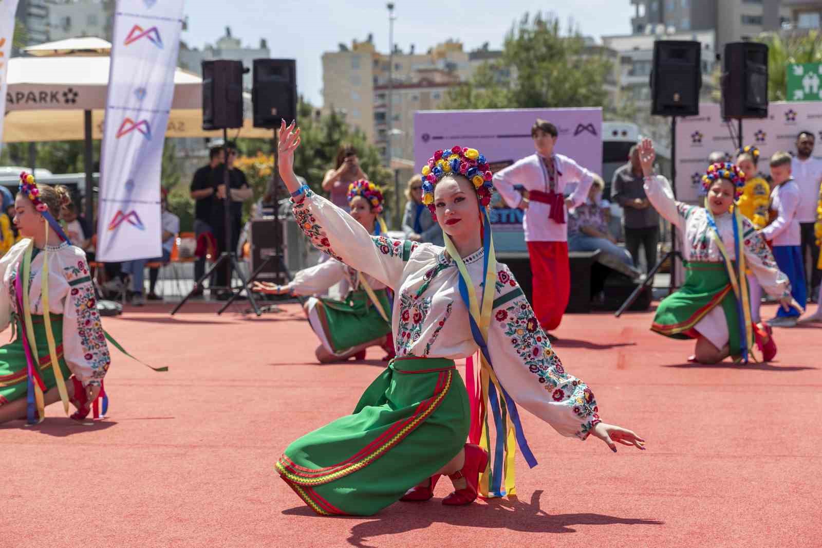Mersin’de düzenlenen Uluslararası Çocuk Festivali sürüyor