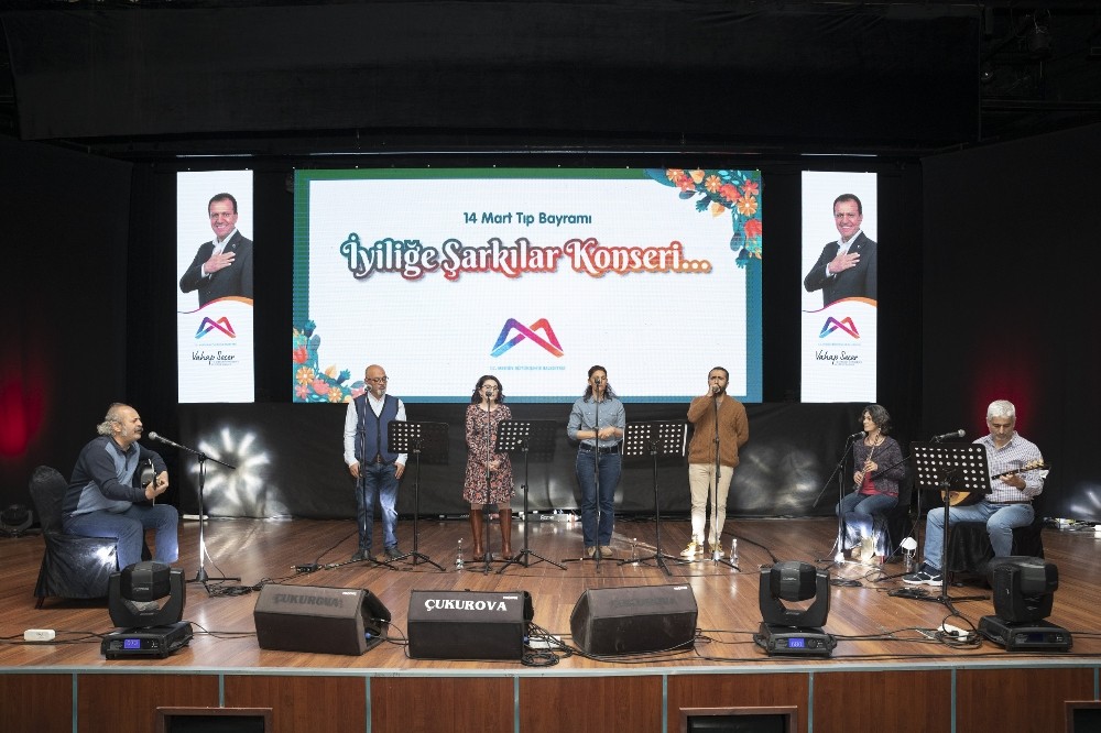 Mersin’de sağlıkçılar ’İyiliğe Şarkılar Konseri’nde sahne aldı