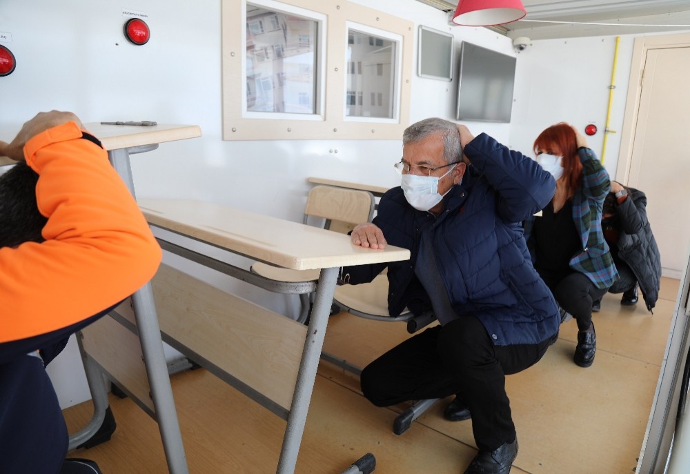 Mezitli Belediye personeline simülasyon tırında deprem eğitimi