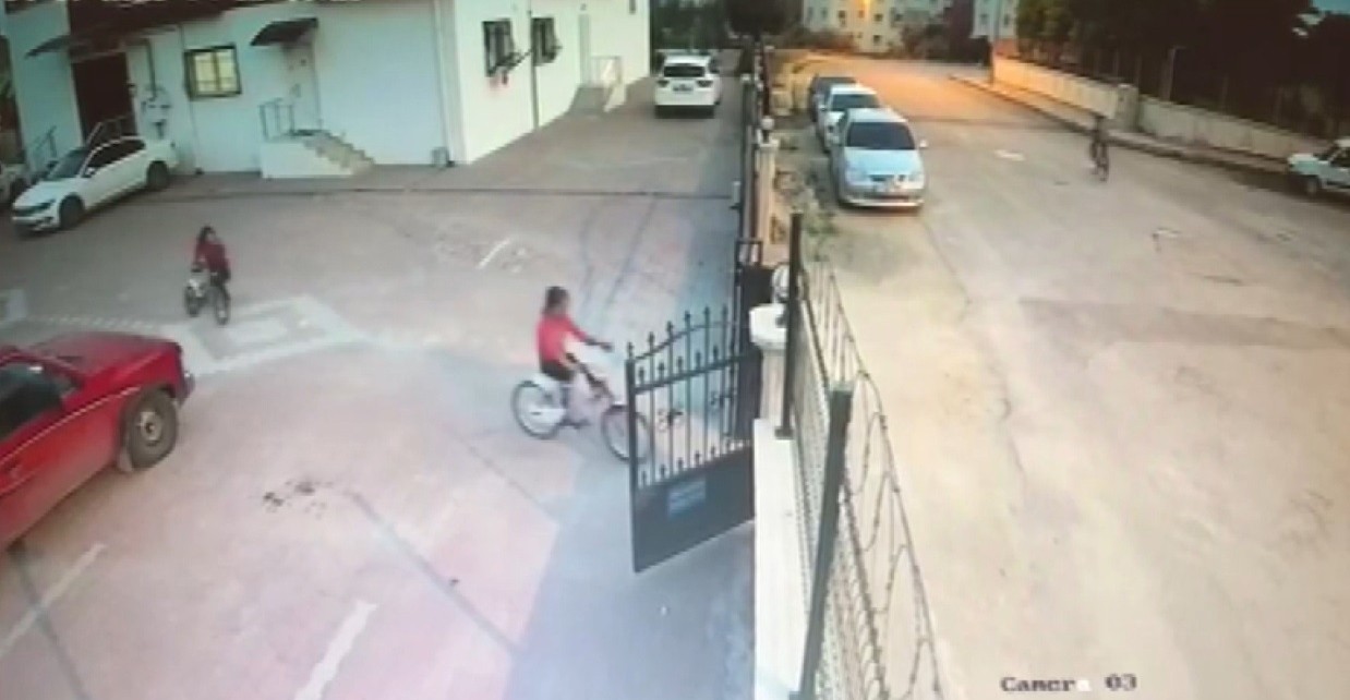 Siteden bisiklet çalan çocuklar kameralara yakalandı
