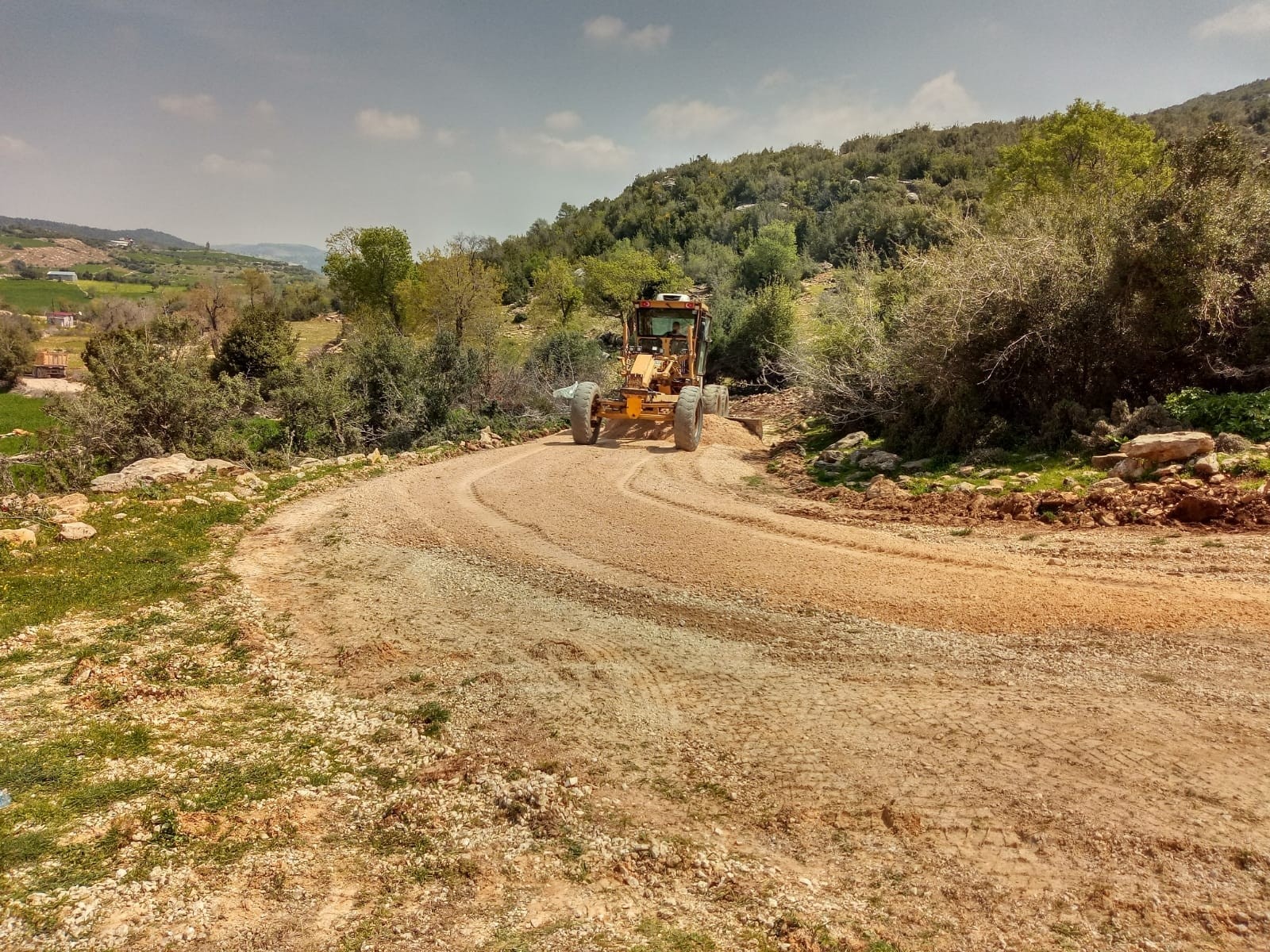 Tarsus’ta yol bakım ve onarım çalışmaları aralıksız sürüyor