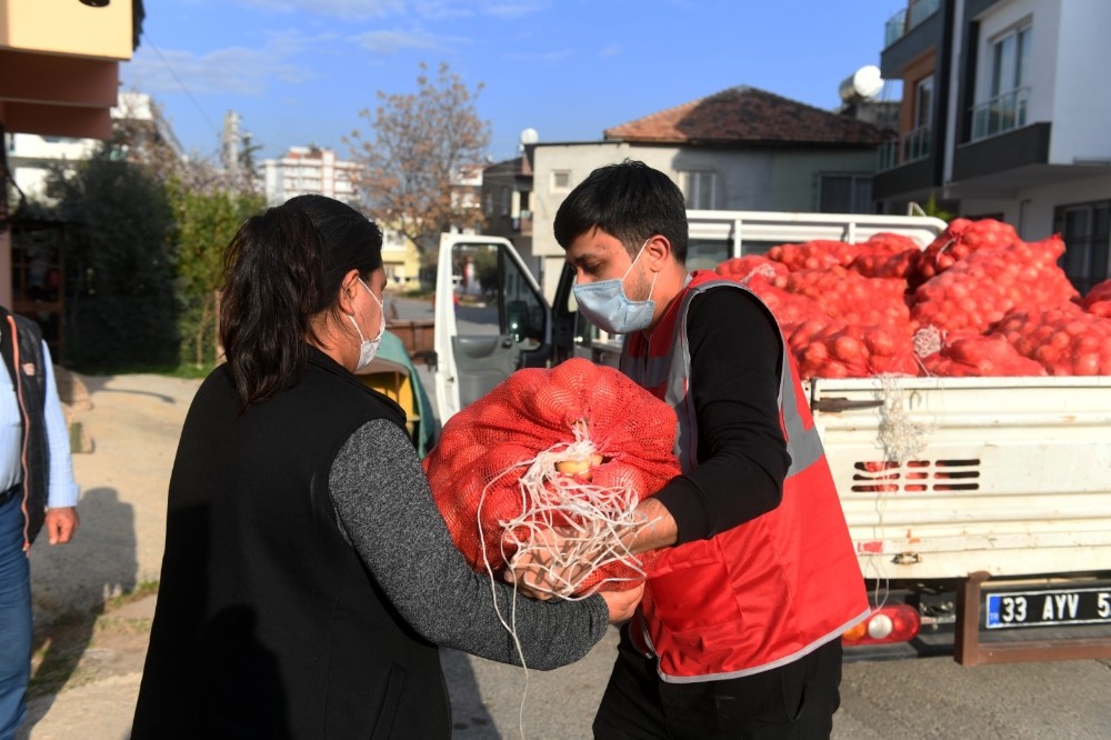 Yenişehir Belediyesi 150 ton soğan dağıttı